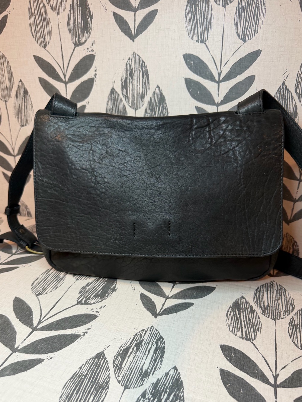 Max On Collection genuine leather messenger bag made in Italy.